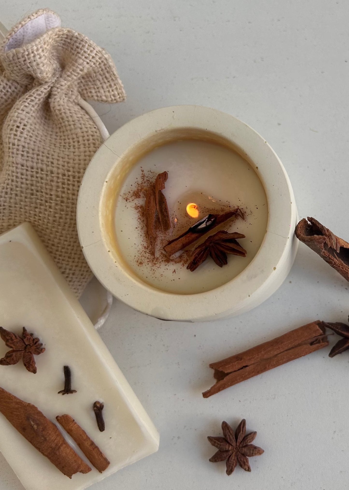 Awakening Scented Candle : Cinnamon Leaf & Cassia